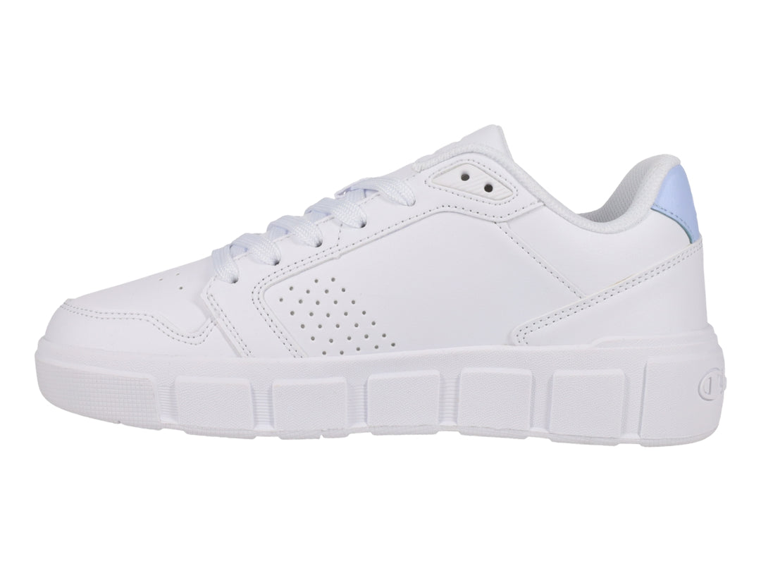 Tenis Champion blancos con detalles en azul claro y suela blanca gruesa.