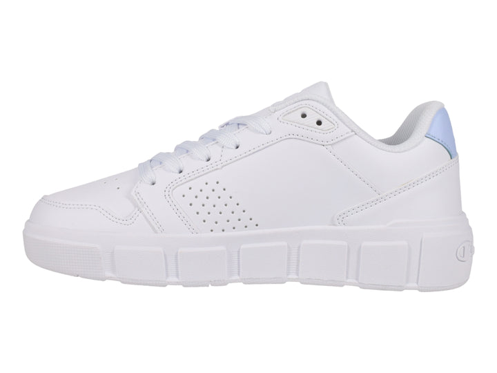 Tenis Champion blancos con detalles en azul claro y suela blanca gruesa.