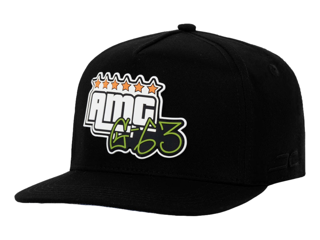 Gorra snapback color negro con bordado frontal de letras AMG G63 y estrellas naranjas.