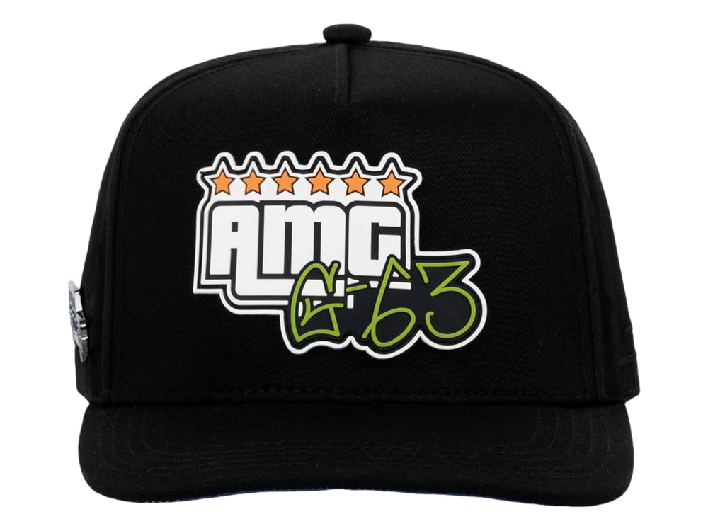 Gorra snapback color negro con bordado frontal de letras AMG G63 y estrellas naranjas.