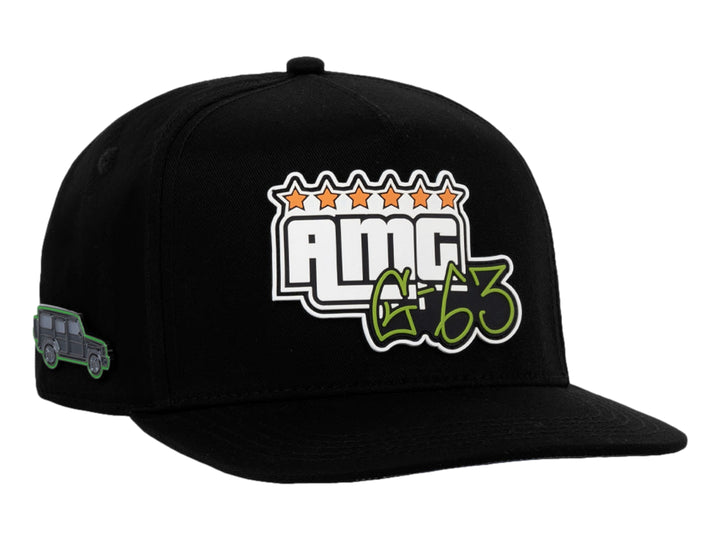 Gorra snapback color negro con bordado frontal de letras AMG G63 y estrellas naranjas.
