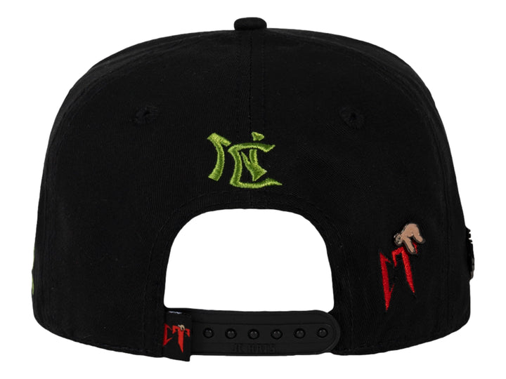 Gorra snapback color negro con bordado frontal de letras AMG G63 y estrellas naranjas.