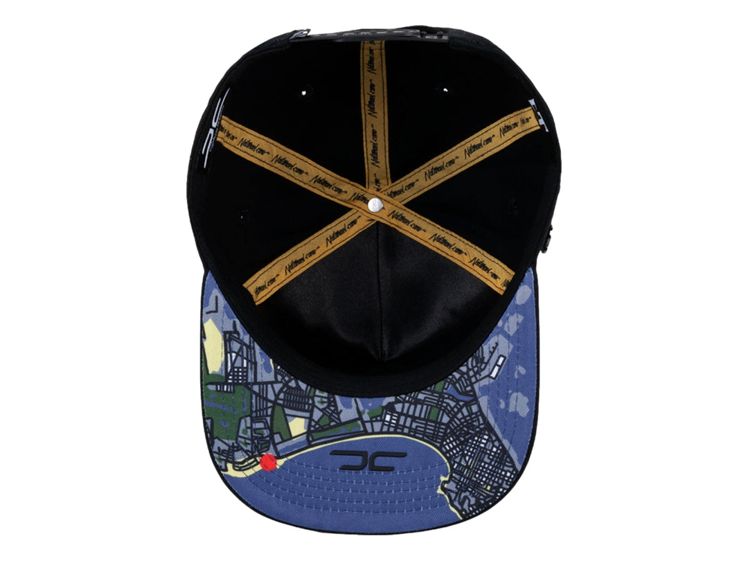 Gorra snapback color negro con bordado frontal de letras AMG G63 y estrellas naranjas.