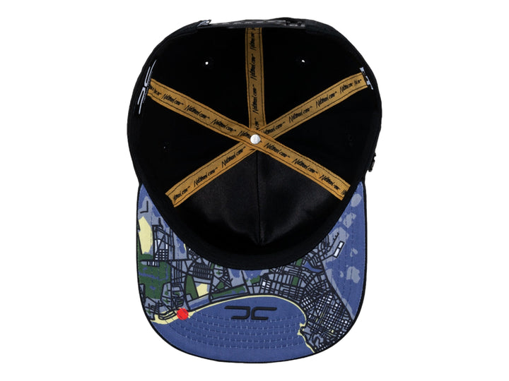 Gorra snapback color negro con bordado frontal de letras AMG G63 y estrellas naranjas.