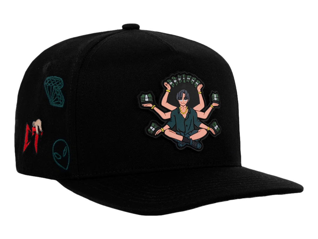 Gorra snapback color negro con bordado frontal de un personaje sosteniendo billetes y detalles laterales.