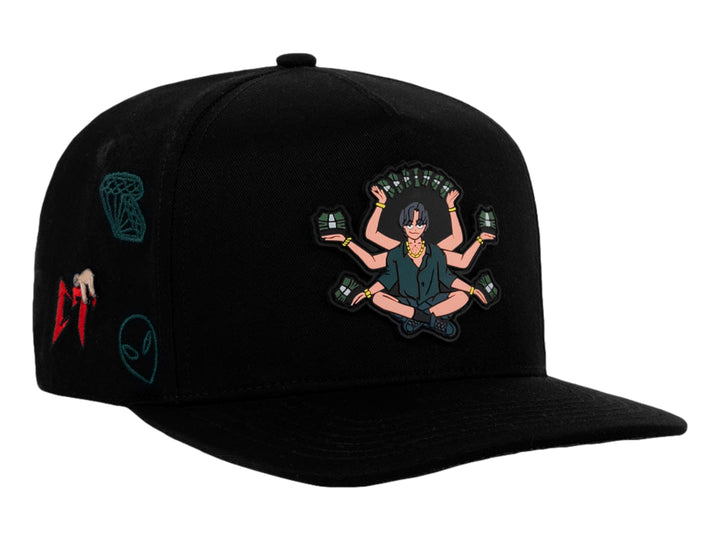 Gorra snapback color negro con bordado frontal de un personaje sosteniendo billetes y detalles laterales.