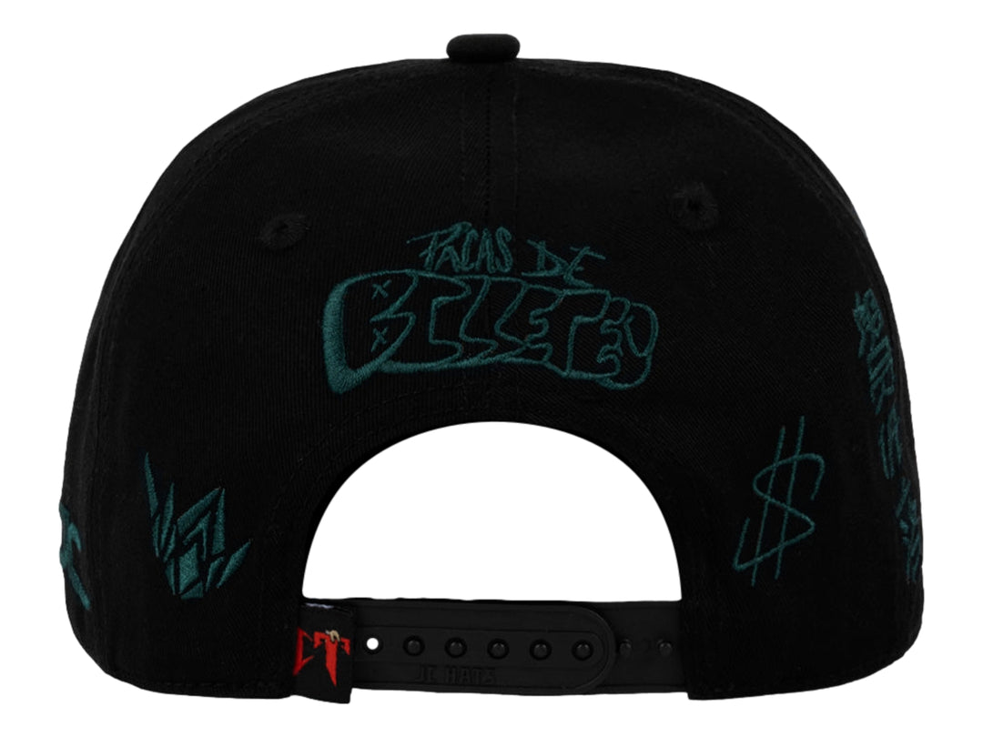 Gorra snapback color negro con bordado frontal de un personaje sosteniendo billetes y detalles laterales.