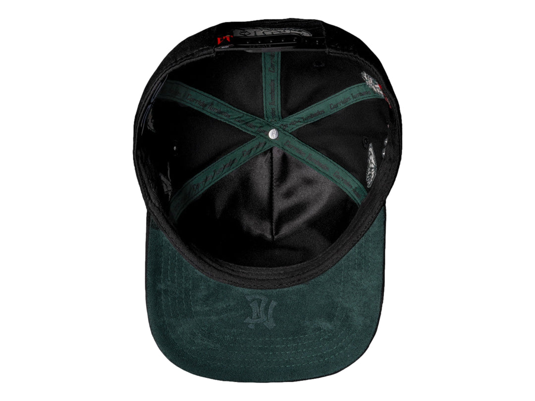 Gorra snapback color negro con bordado frontal de un personaje sosteniendo billetes y detalles laterales.