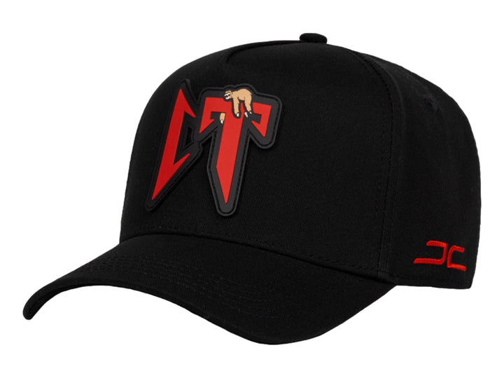 Gorra snapback color negro con logotipo rojo en el frente y lateral.