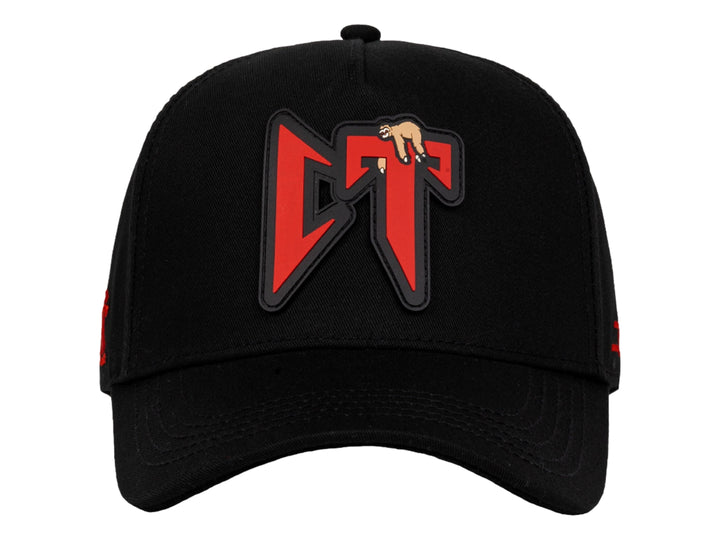 Gorra snapback color negro con logotipo rojo en el frente y lateral.