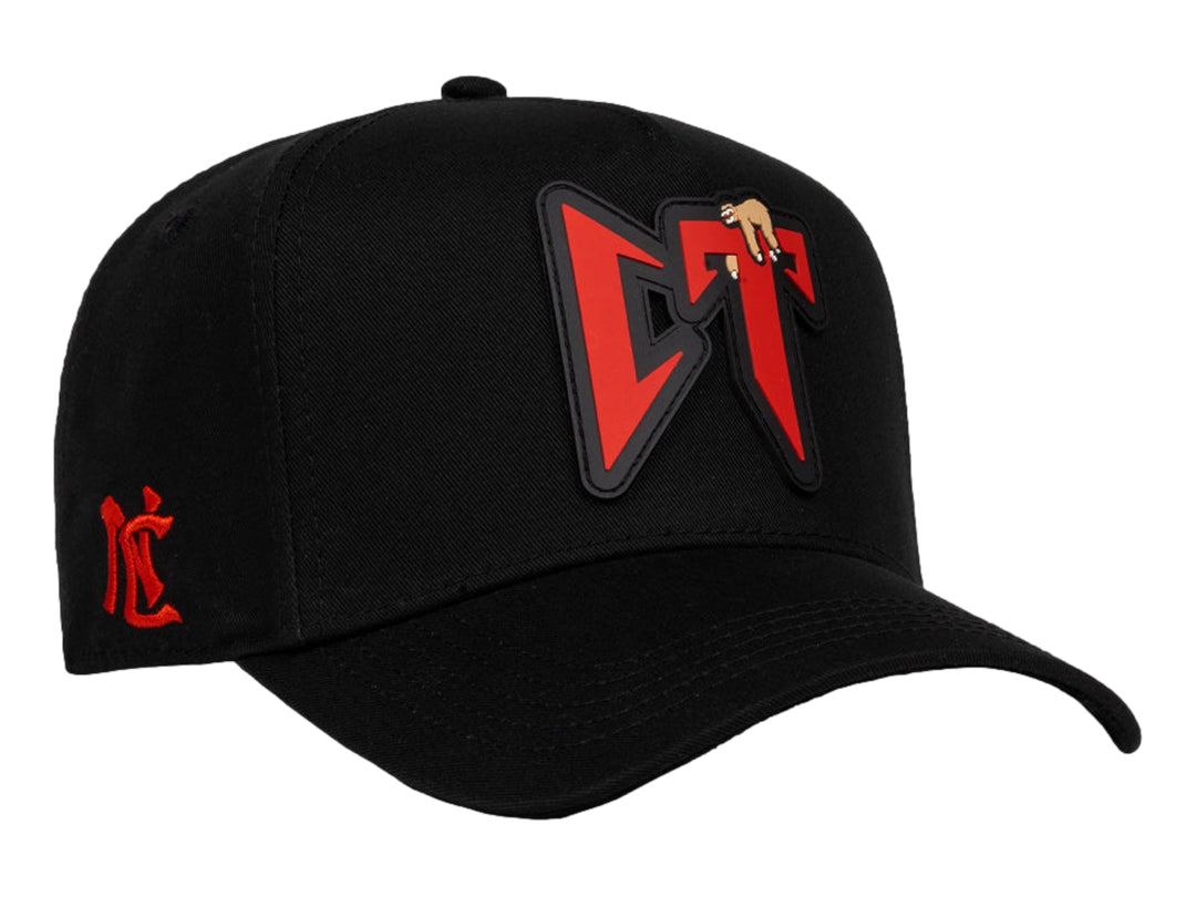 Gorra snapback color negro con logotipo rojo en el frente y lateral.