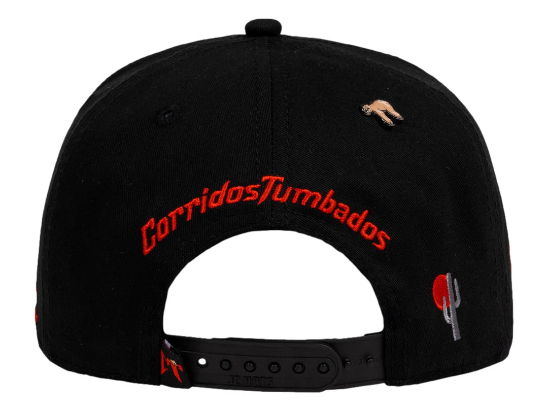 Gorra snapback color negro con logotipo rojo en el frente y lateral.