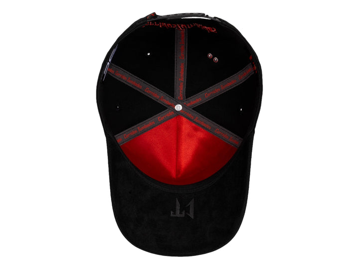Gorra snapback color negro con logotipo rojo en el frente y lateral.