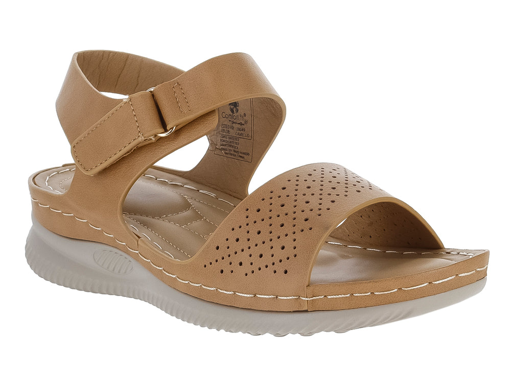Sandalia Comfort Fit color tan con correa ajustable y suela gris para mujer.