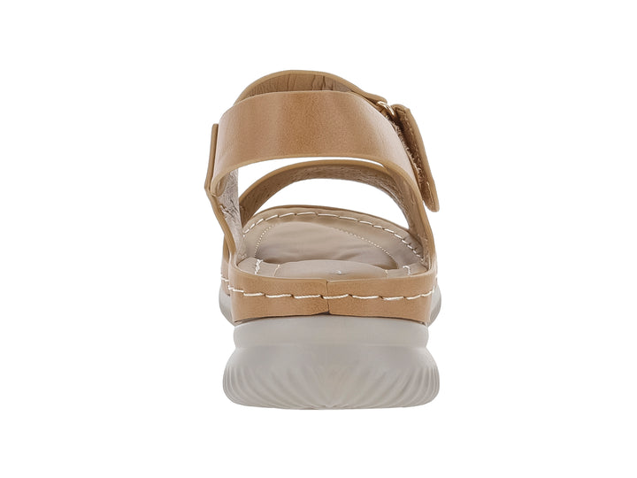 Sandalia Comfort Fit color tan con correa ajustable y suela gris para mujer.