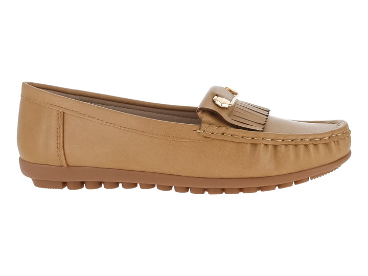 Zapato tipo mocasín color camel con detalle de borlas y suela cómoda para mujer.