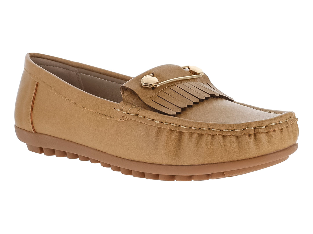 Zapato tipo mocasín color camel con detalle de borlas y suela cómoda para mujer.