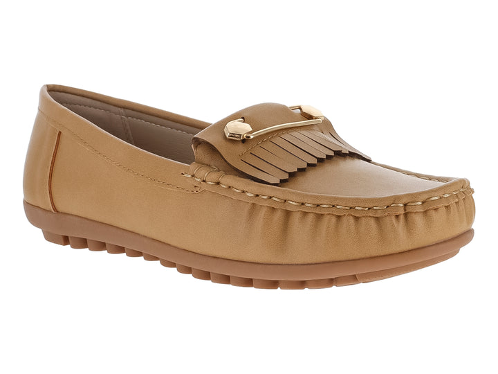 Zapato tipo mocasín color camel con detalle de borlas y suela cómoda para mujer.