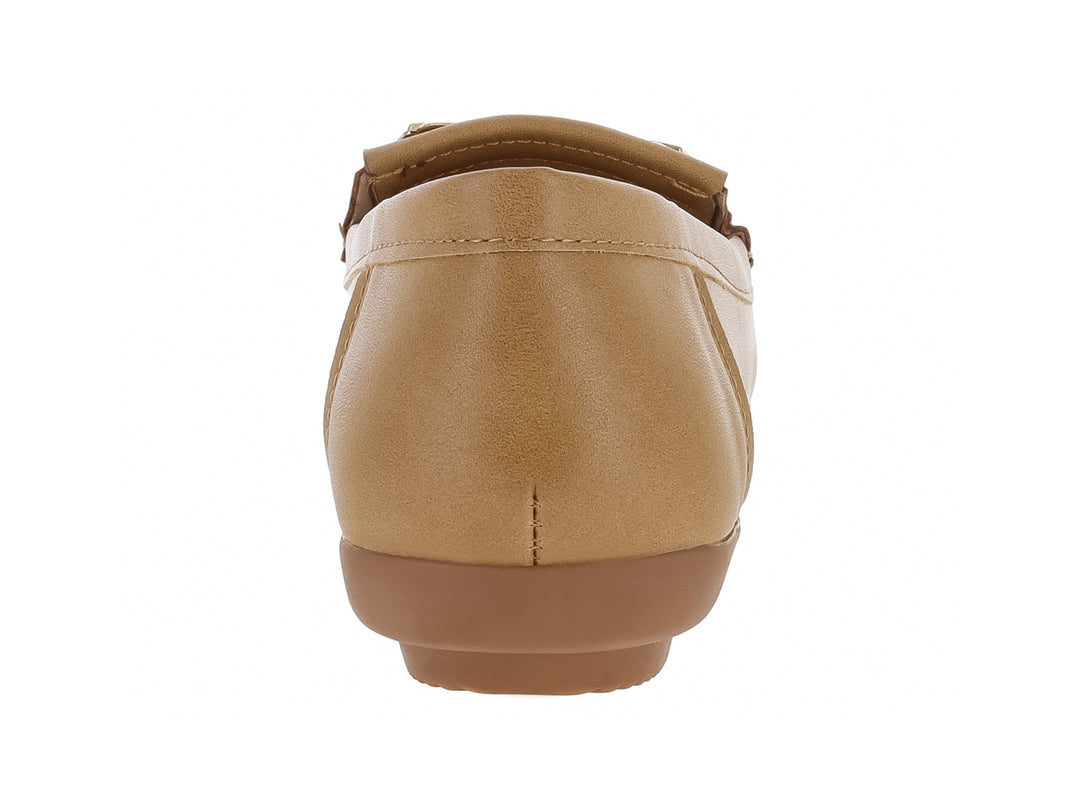 Zapato tipo mocasín color camel con detalle de borlas y suela cómoda para mujer.