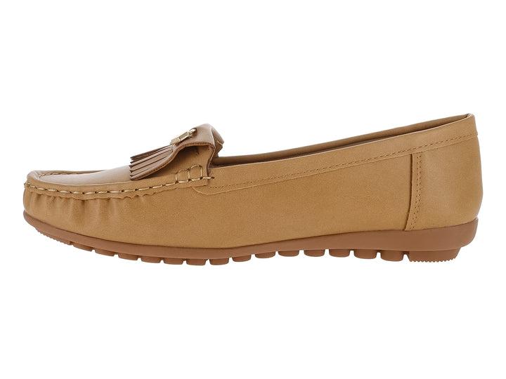 Zapato tipo mocasín color camel con detalle de borlas y suela cómoda para mujer.