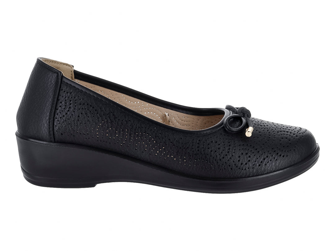 Zapato plano negro con textura perforada, detalle de moño dorado y suela ligera.