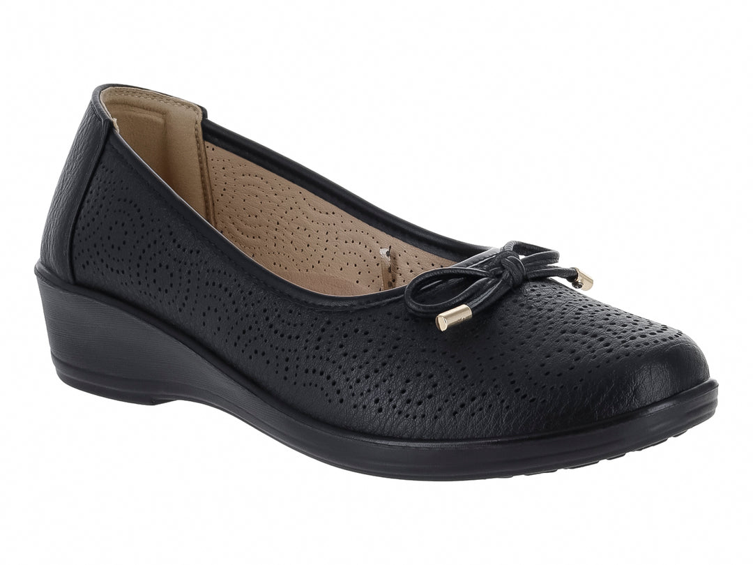 Zapato plano negro con textura perforada, detalle de moño dorado y suela ligera.