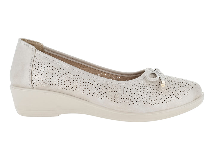 Zapato plano color beige con detalles perforados y un pequeño moño decorativo.