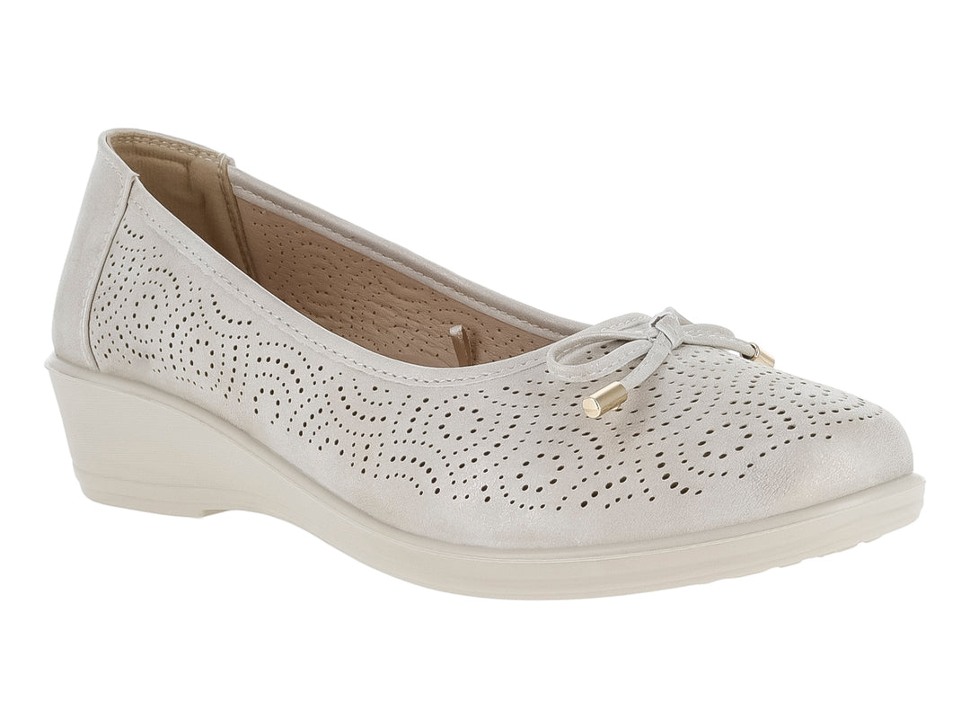 Zapato plano color beige con detalles perforados y un pequeño moño decorativo.