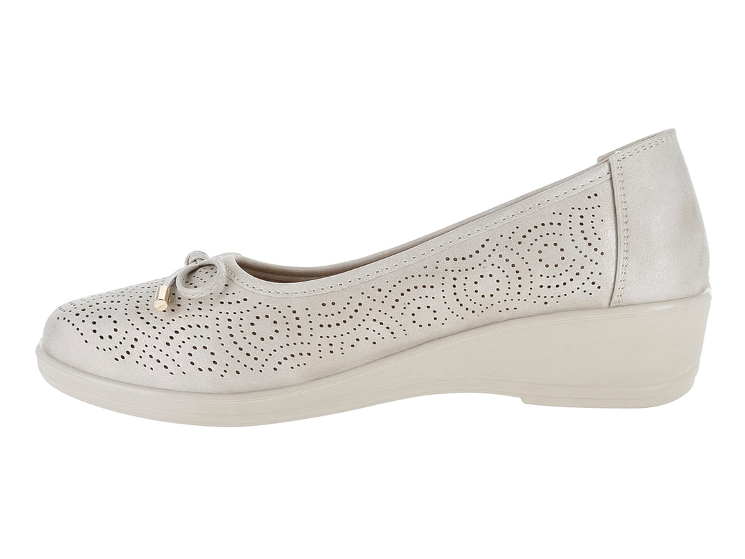 Zapato plano color beige con detalles perforados y un pequeño moño decorativo.