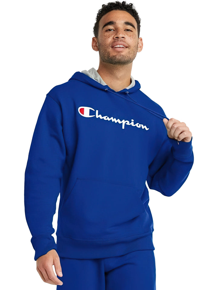 Hombre vistiendo sudadera con capucha color azul con logotipo de Champion en el pecho.