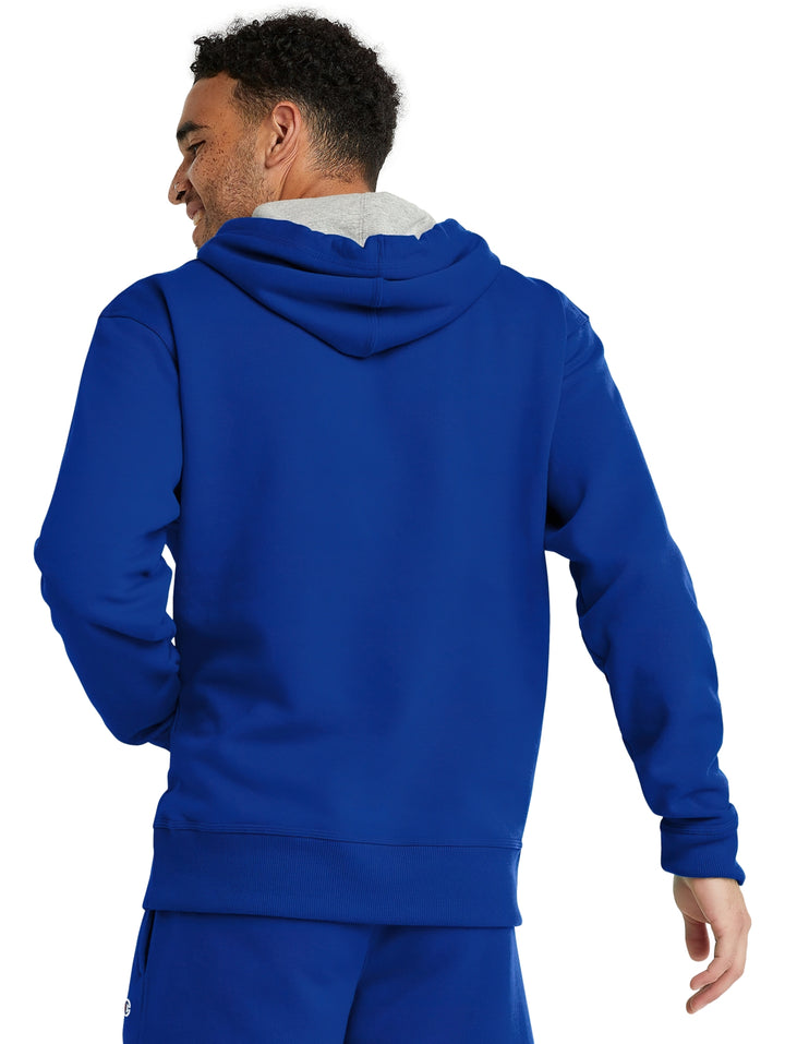 Hombre vistiendo sudadera con capucha color azul con logotipo de Champion en el pecho.