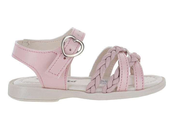 Sandalia lila para niña con tiras trenzadas y hebilla en forma de corazón.