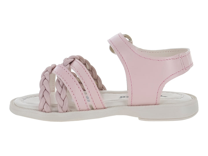 Sandalia lila para niña con tiras trenzadas y hebilla en forma de corazón.