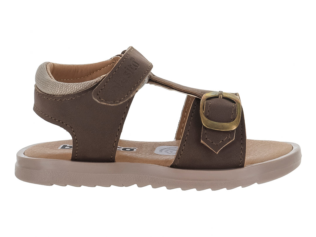Sandalia infantil color moka con hebilla metálica y suela beige.
