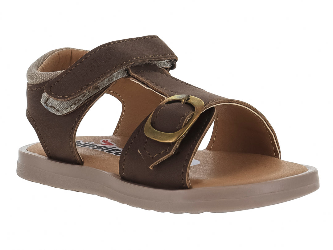 Sandalia infantil color moka con hebilla metálica y suela beige.