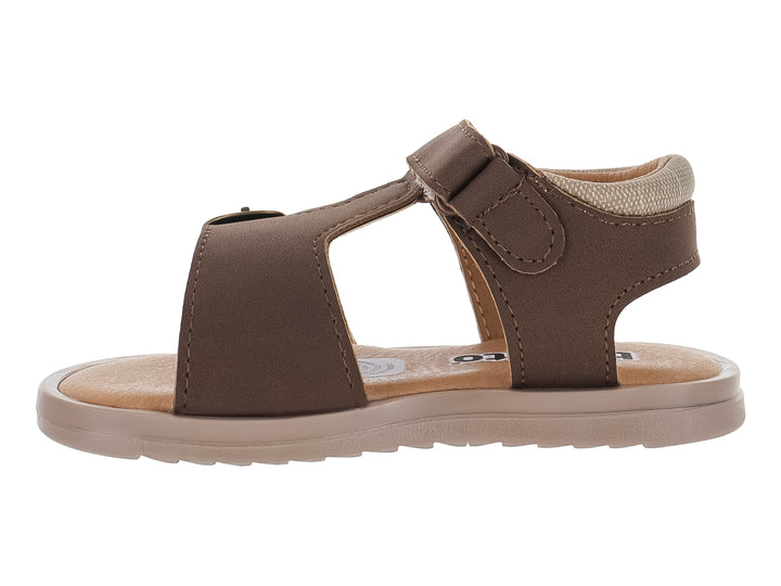 Sandalia infantil color moka con hebilla metálica y suela beige.