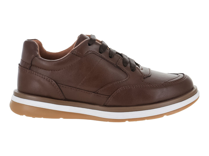 Zapato casual color castaño para niño con cordones y suela blanca y beige.