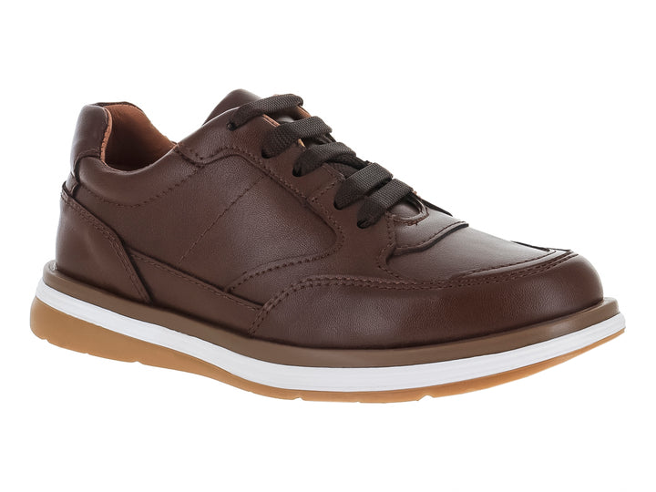 Zapato casual color castaño para niño con cordones y suela blanca y beige.