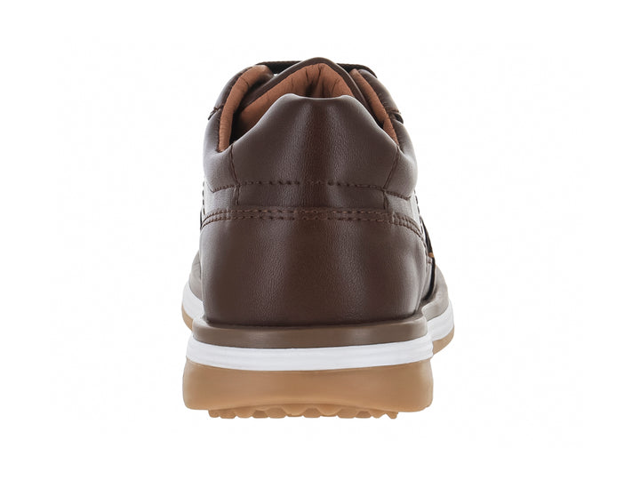 Zapato casual color castaño para niño con cordones y suela blanca y beige.