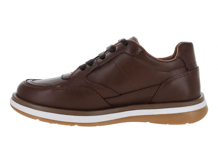 Zapato casual color castaño para niño con cordones y suela blanca y beige.