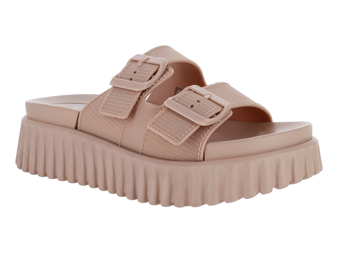 Sandalias Furor color taupe con plataforma alta, suela dentada y dos correas con hebillas ajustables.