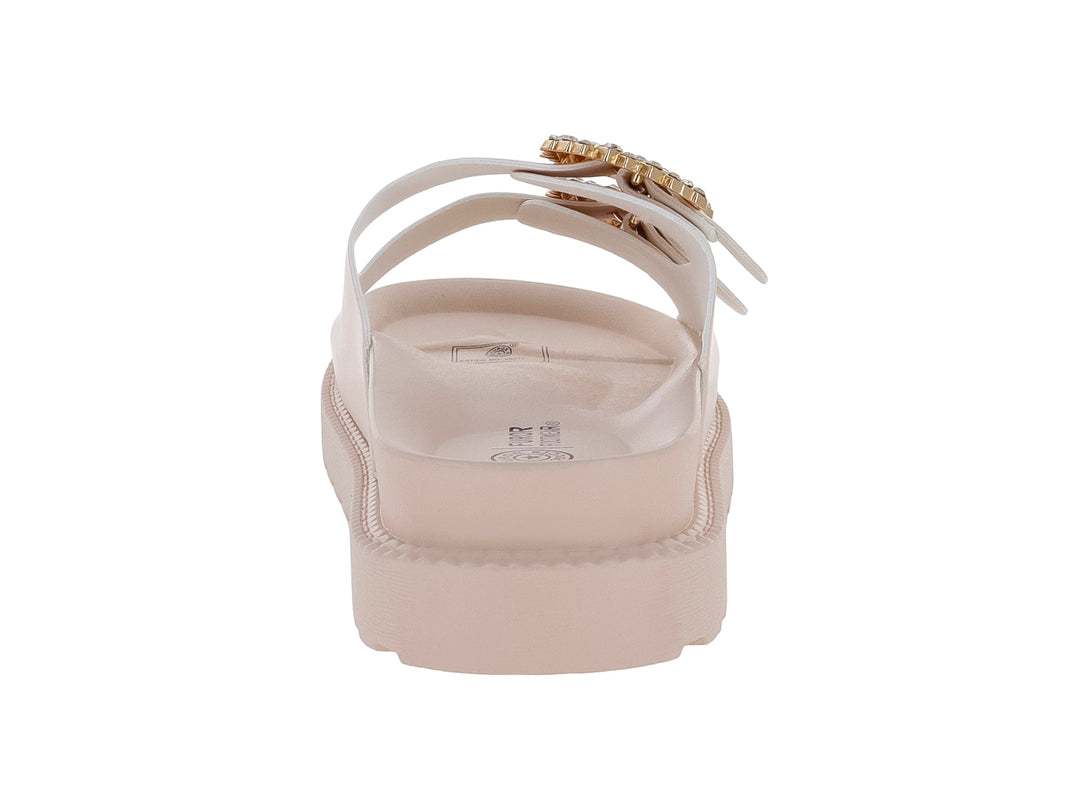 Sandalias beige con suela de plataforma y hebillas decoradas con cristales brillantes.