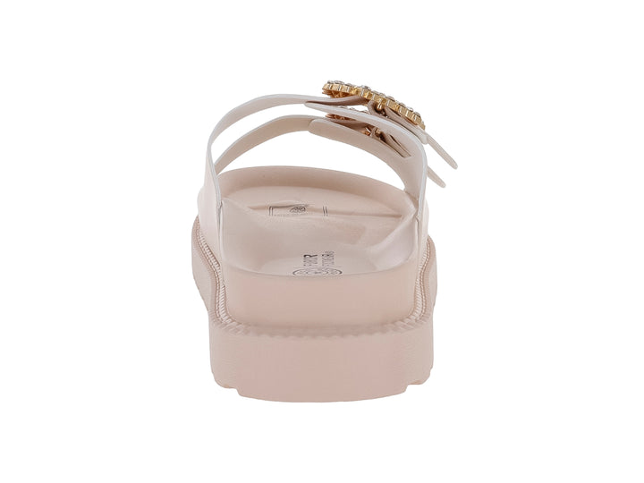 Sandalias beige con suela de plataforma y hebillas decoradas con cristales brillantes.