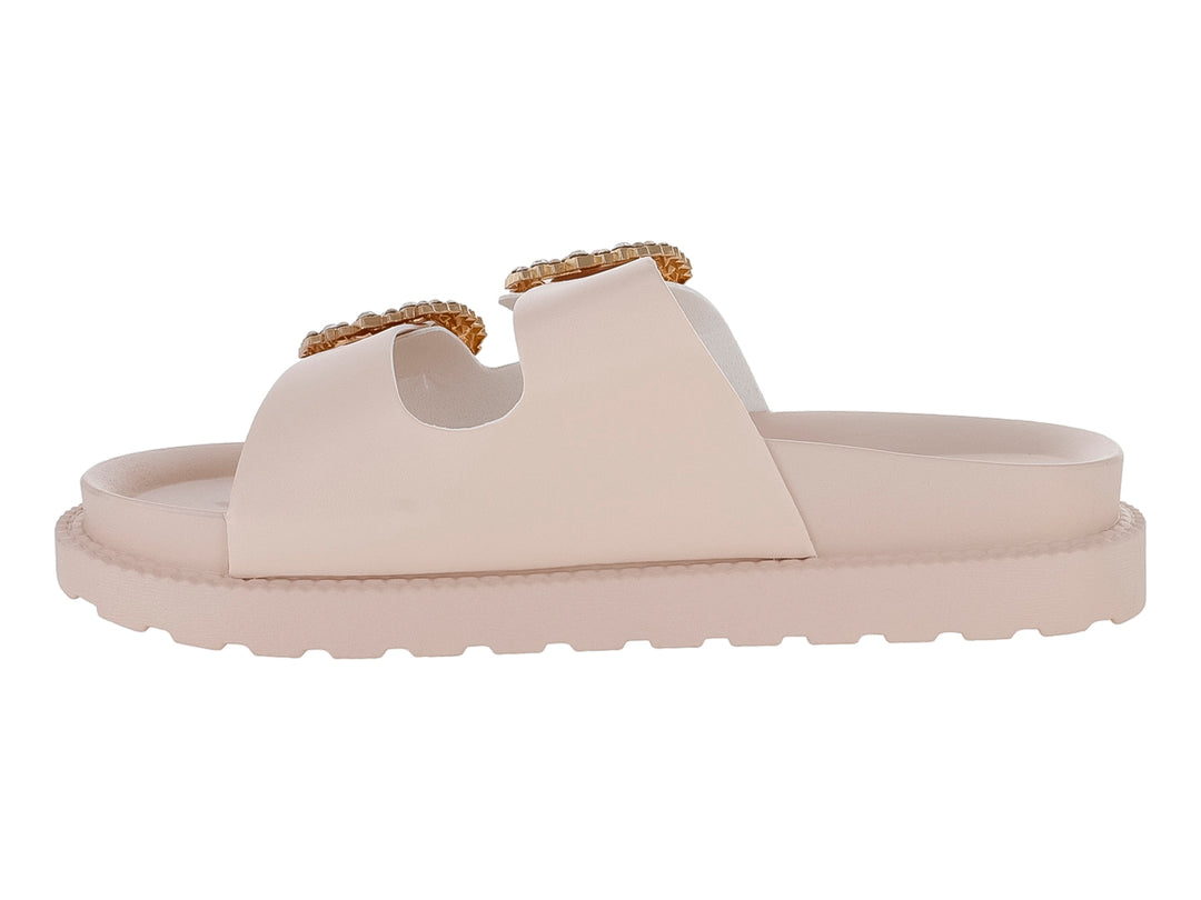 Sandalias beige con suela de plataforma y hebillas decoradas con cristales brillantes.
