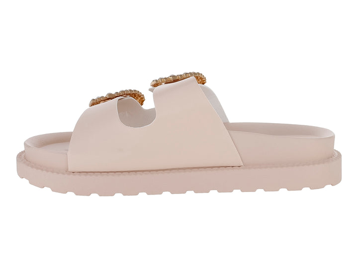 Sandalias beige con suela de plataforma y hebillas decoradas con cristales brillantes.