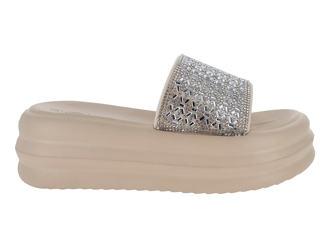 Sandalia beige de plataforma con correa adornada con cristales brillantes.