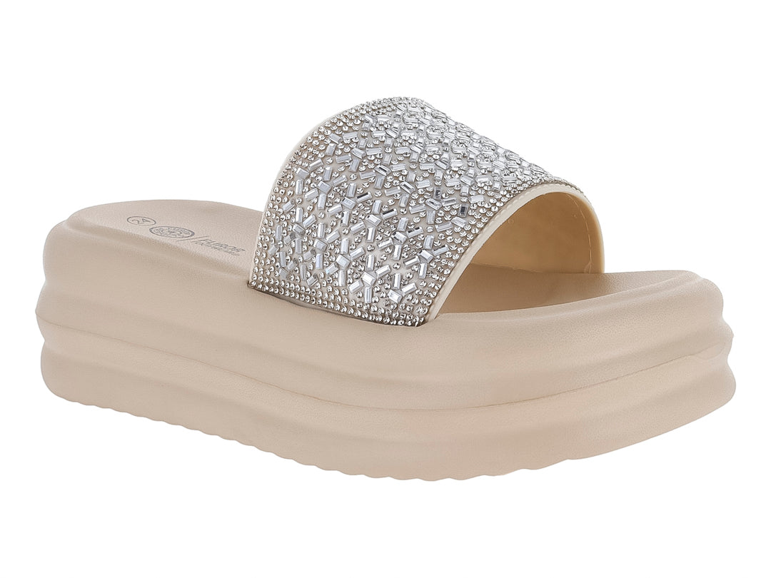 Sandalia beige de plataforma con correa adornada con cristales brillantes.
