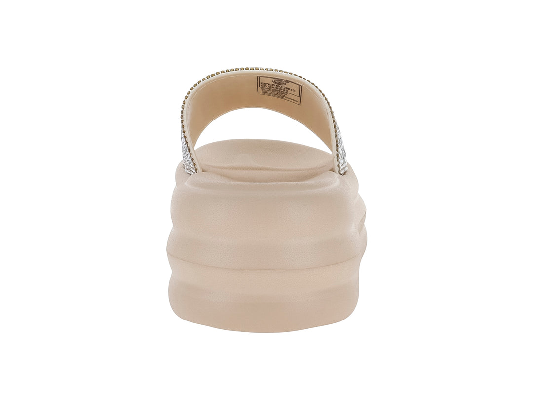 Sandalia beige de plataforma con correa adornada con cristales brillantes.