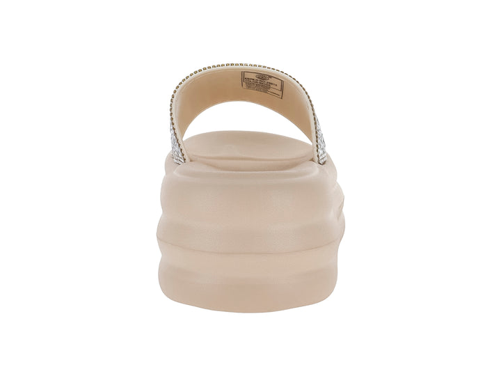 Sandalia beige de plataforma con correa adornada con cristales brillantes.