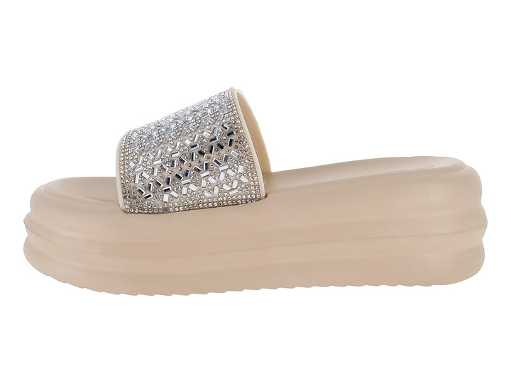 Sandalia beige de plataforma con correa adornada con cristales brillantes.